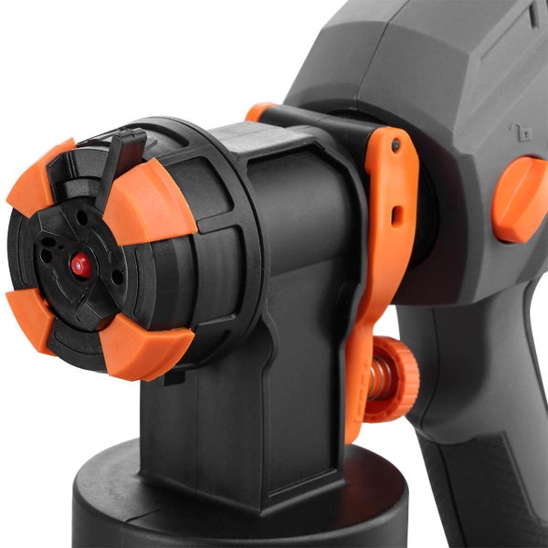 Farbsprühsystem Detailansicht der Düse und Verstellringe in Schwarz und Orange.