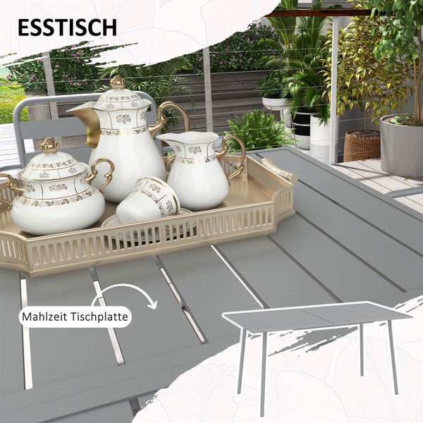 Grauer rechteckiger Gartentisch mit Lattenoptik auf einer Terrasse, gedeckt mit einem goldenen Tablett und weißem Teegeschirr.