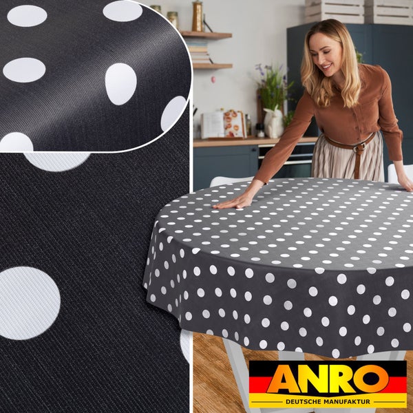 Runde Tischdecke mit weißen Punkten auf schwarzem Grund in einer Küche, Detailansicht der Gewebestruktur, ANRO Logo.