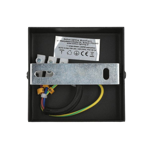 Detailansicht einer schwarzen Wandleuchte mit Verkabelung