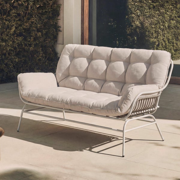 Modernes 2-Sitzer Gartensofa mit Metallgestell und dicken Polstern auf einer Terrasse.