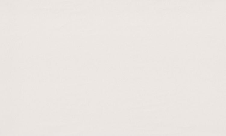 Offener Spiegelschrank mit Badartikeln auf einem Regal