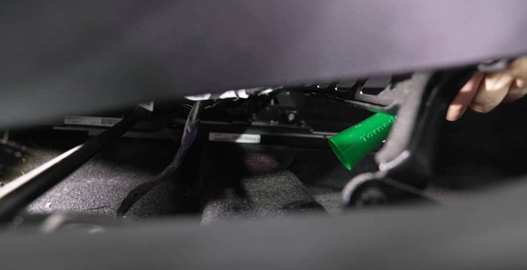 Innenraumpistole zur Autoreinigung im Einsatz unter einem Autositz