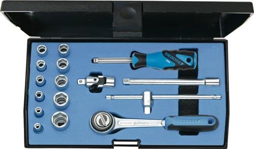 Handwerker schleift mit einem Exzenterschleifer eine Wand.