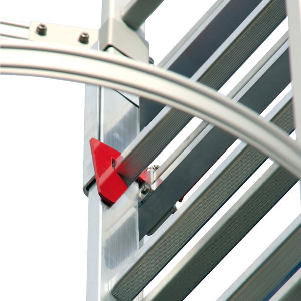 Detailaufnahme einer Aluminiumleiter mit rotem Sicherheitsbauteil.