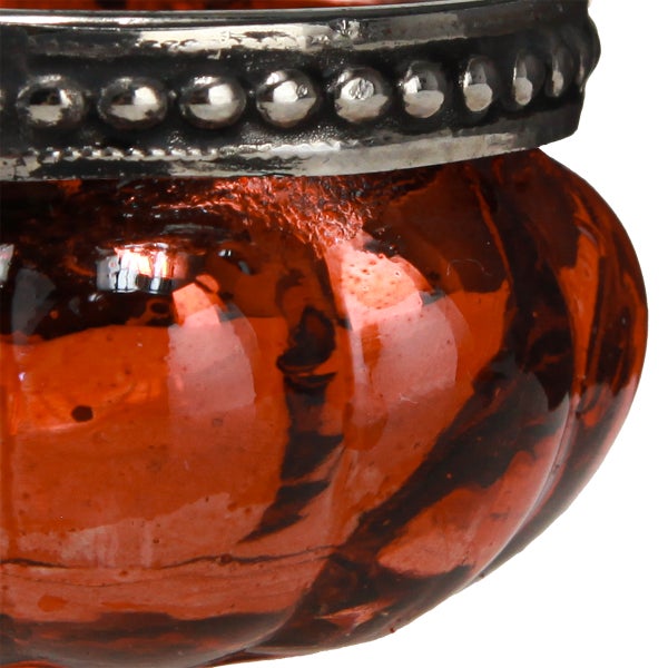 Teelichthalter aus Glas mit Metallrand und Perlenmuster.