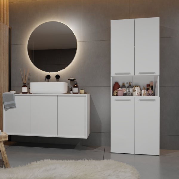 Modernes Badezimmer mit Waschbecken, Spiegel mit Beleuchtung und Hochschrank zur Aufbewahrung