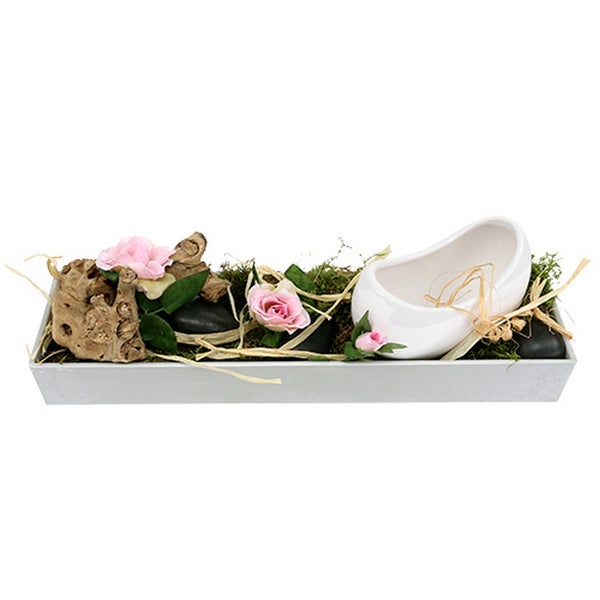 Blumengesteck in rechteckiger Schale mit rosa Rosen, Treibholz, Moos und weißer Keramikschale.