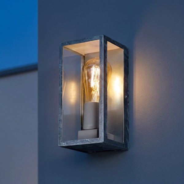 Rechteckige Außenwandleuchte mit verzinktem Stahlrahmen und Glaseinsätzen inklusive leuchtendem Leuchtmittel im Vintage-Stil.