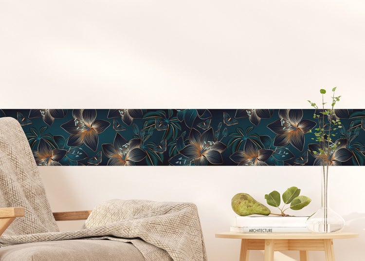 Modernes Esszimmer mit ovalem Holztisch, Geflechtstühlen und großer Faltpendelleuchte. Botanische Mustertapete und ein Sideboard aus Holz.