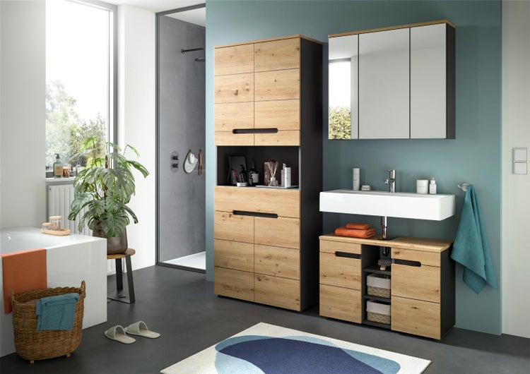 Badezimmermöbel-Set in Eichenoptik bestehend aus Hochschrank, Waschbeckenunterschrank und Spiegelschrank in modernem Badezimmer.