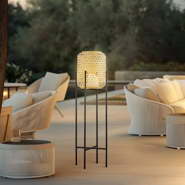 Moderne Außenstehleuchte mit geflochtenem Bambusschirm und schwarzem Metallgestell auf einer großzügigen Terrasse mit Loungemöbeln.