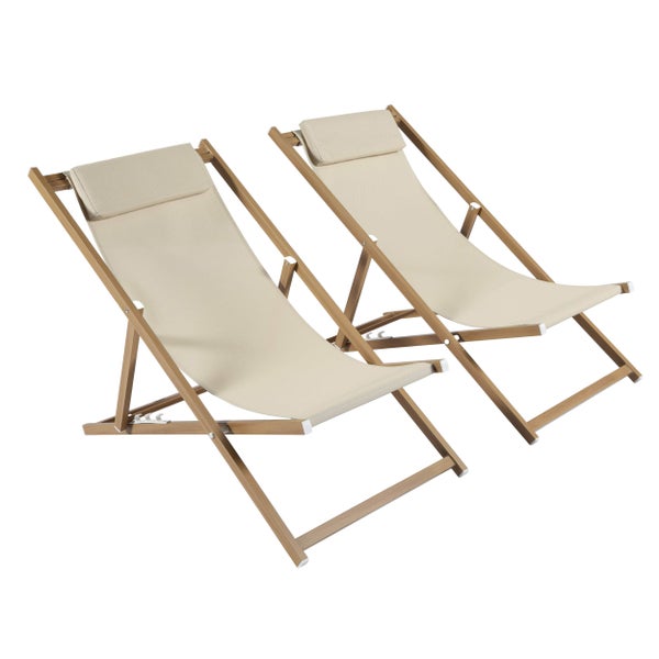 Zwei klappbare Liegestühle aus Holz mit beigem Stoffbezug und integrierter Kopfstütze.