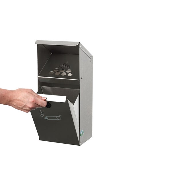 Wandaschenbecher aus Metall mit Kippöffnung und Zigarettensymbol, eine Hand zeigt das Öffnen zum Entleeren.