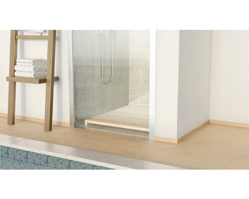 Badezimmer mit Dusche, Handtuchregal und Holzboden