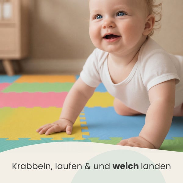 Kleinkind krabbelt auf einer bunten Puzzlematte aus Schaumstoff als weicher Spieluntergrund für Kinderzimmer.