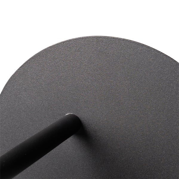 Detailaufnahme einer Wandleuchte mit runder Halterung und Stange