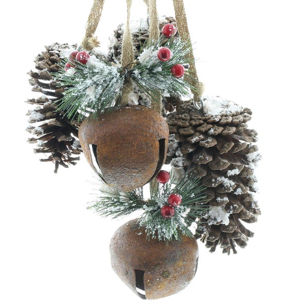 Dekorativer Hänger mit Tannenzapfen, Glocken und roten Beeren zur Weihnachtszeit