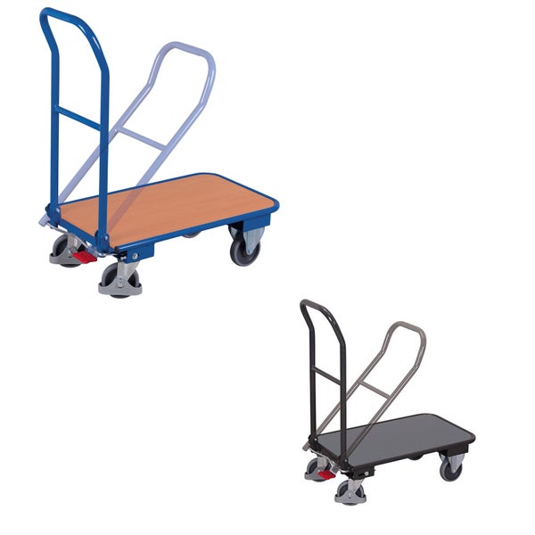 Plattformwagen mit klappbarem Schiebebügel und vier Rollen in Blau mit Holzoptik sowie in Schwarz.
