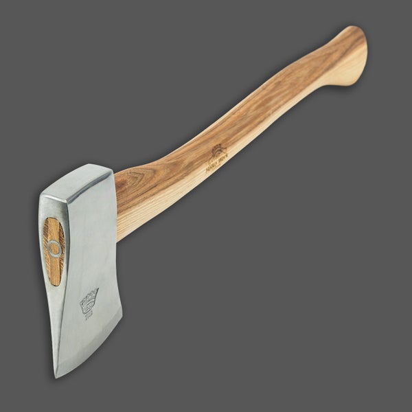Forstbeil mit Stahlkopf und Holzstiel für Holzarbeiten