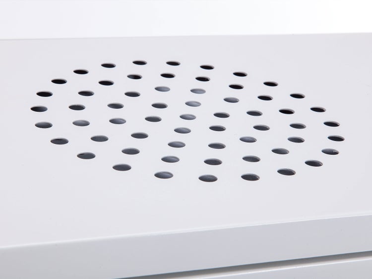 Detailansicht einer weißen Platte mit runden Löchern