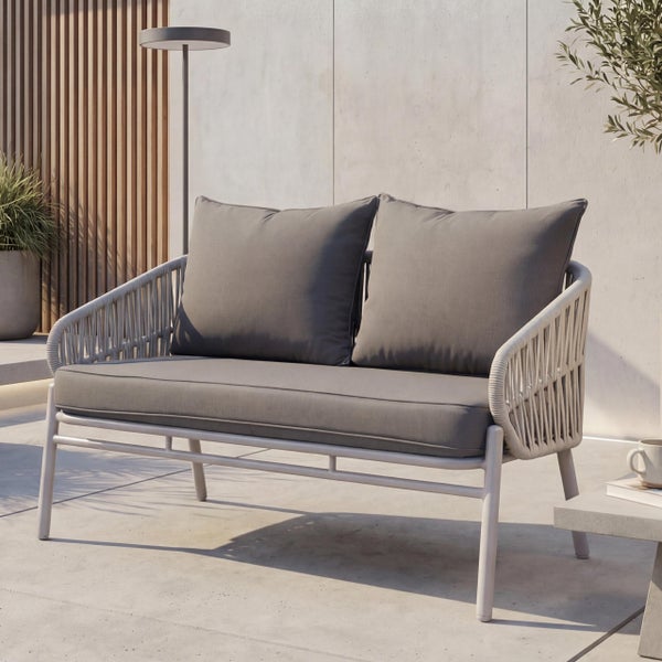 Modernes 2-Sitzer Gartensofa mit Metallgestell und Seilgeflecht, inklusive Sitz- und Rückenkissen auf einer hellen, organisierten Terrasse.