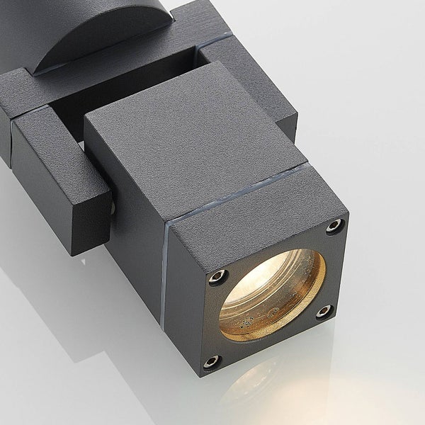 Schwarze Stehlampe mit Rattan-Schirm und Stativfuß