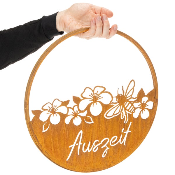 Rundes Dekoschild aus Metall mit Blumenmotiven, einer Biene und dem Schriftzug Auszeit.