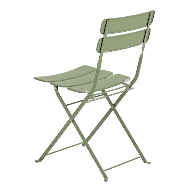 Grüner Klappstuhl aus Metall mit Sitzfläche und Rückenlehne aus Latten für Garten oder Balkon.