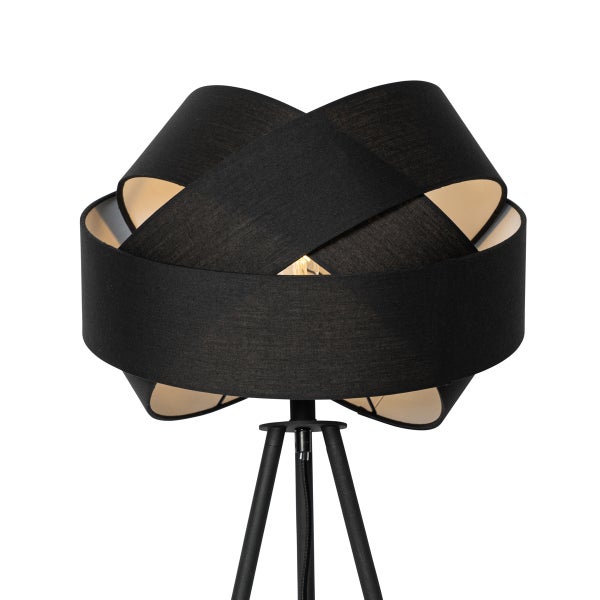 Schwarze Tischleuchte mit Dreibein-Gestell und einem Schirm aus überkreuzten Stoffbändern.
