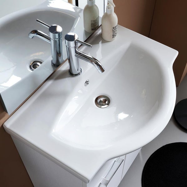 Waschtisch mit Armatur und Spiegel für das Badezimmer