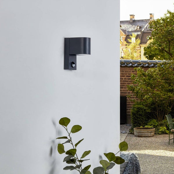 Lindby Wandleuchte außen Gelso mit Bewegungsmelder (spritzwassergeschützt (Modern) in Schwarz aus Aluminium (1 flammig, GU10) - Wandlampe für Außenwand/Hauswand Haus Terrasse und Balkon