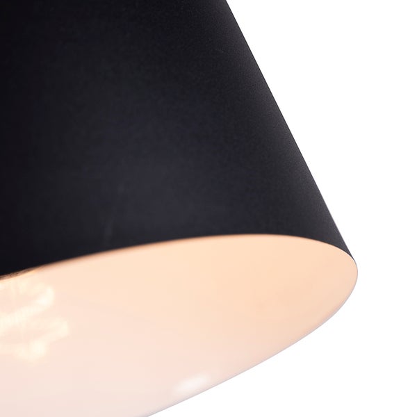 Detail einer Hängelampe mit Lampenschirm