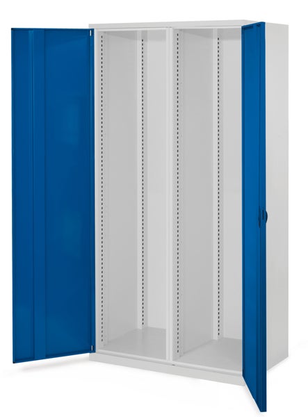 Stahlschrank mit zwei blauen Türen im geöffneten Zustand.