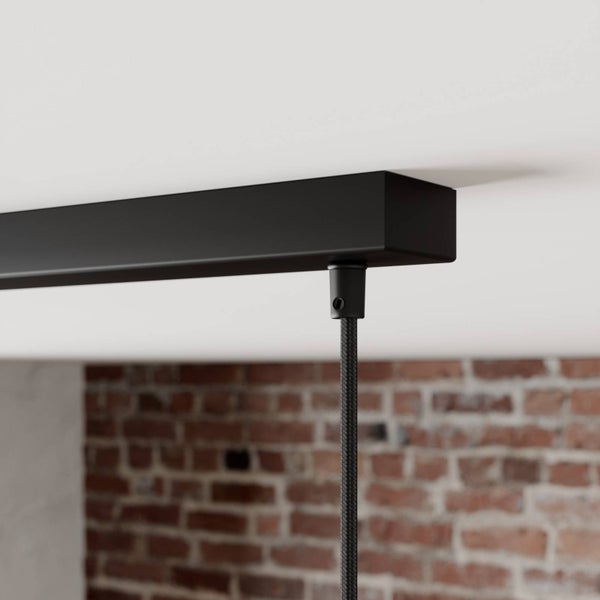 Rechteckiger Deckenbaldachin in Schwarz für Pendelleuchten mit schwarzem Textilkabel.