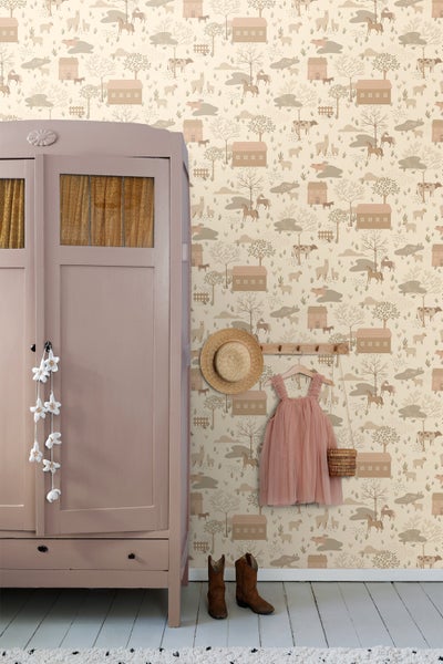 Dekoriertes Zimmer mit Schrank, Kleidung und Bauernhoftapete