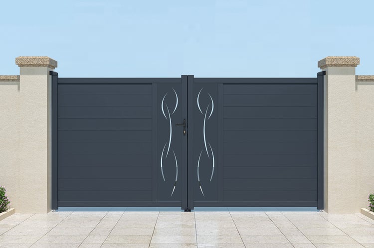 Zweiflügeliges Einfahrtstor aus Aluminium in Anthrazit mit waagerechten Lamellen und Ornamenten zwischen zwei Steinpfeilern.