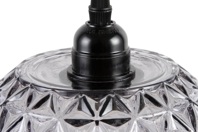 Detailansicht einer Pendelleuchte mit facettiertem Glasschirm und schwarzer Fassung