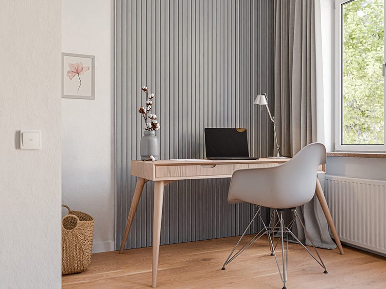 Ein modern eingerichtetes Homeoffice mit einem Schreibtisch aus Holz, einem Stuhl, einer geriffelten Wandverkleidung und einem Laptop.