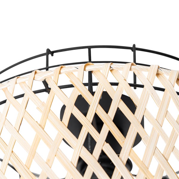 Detailansicht einer Deckenleuchte mit Bambusschirm und schwarzem Metallgestell