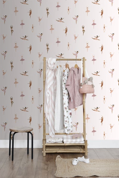 Kinderzimmer mit Kleiderständer, Hocker und Tapete mit Ballerina-Motiv