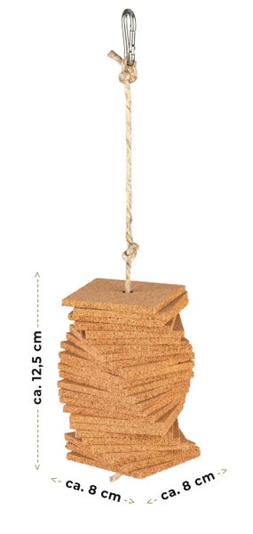 Vogelspielzeug aus quadratischen Korkplatten an einem Sisalseil mit Karabiner, circa 12,5 Zentimeter hoch und 8 Zentimeter breit.