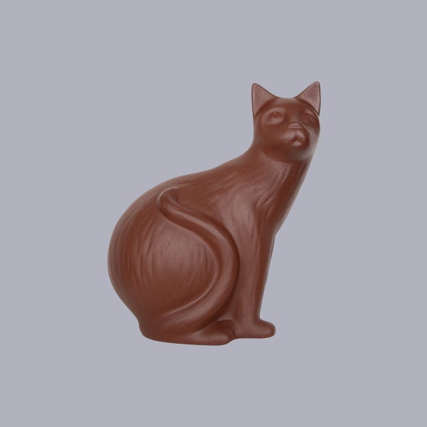 Sitzende Katzenfigur aus Terrakotta mit matter Oberfläche.