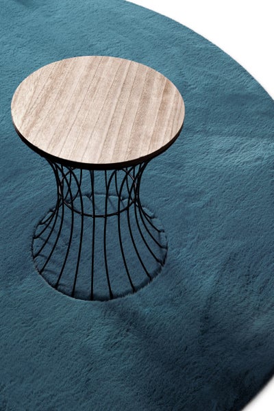 Runder Beistelltisch mit Holzplatte und schwarzem Drahtgestell auf einem blauen Teppich.