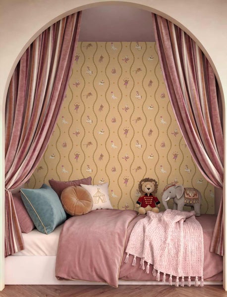 Kinderzimmer-Nische mit Zirkus-Motiv-Tapete, Bett mit rosa Bettwäsche, Samtkissen, gestreiften Vorhängen und Plüschtieren wie Löwe und Elefant.