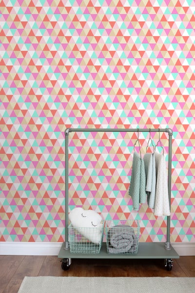 Zimmer mit dreieckiger Tapete und Kleiderständer mit Kleidung