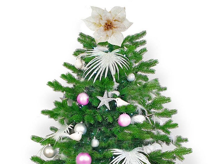 Dekorierter Weihnachtsbaum mit Christbaumschmuck in Form von Kugeln, Sternen, Vögeln und einer großen Weihnachtsblume als Baumspitze.