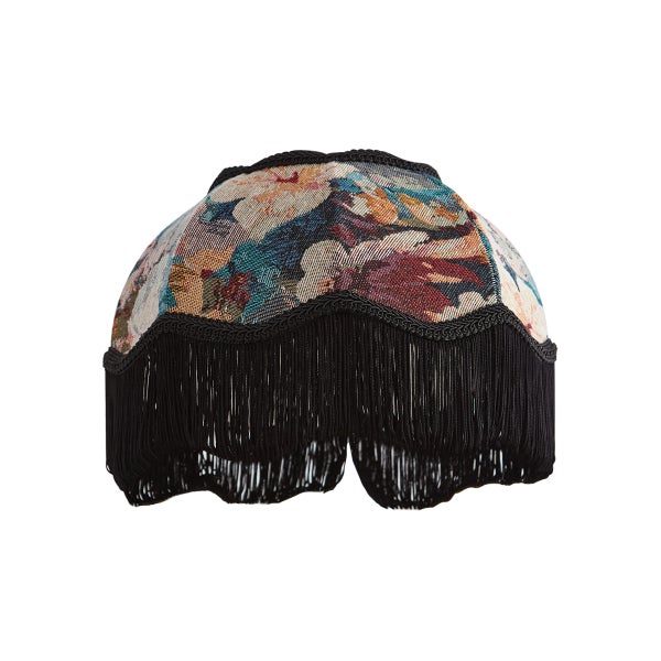 Kuppelförmiger Lampenschirm mit floralem Wandteppichmuster und langen schwarzen Fransen am unteren Rand.