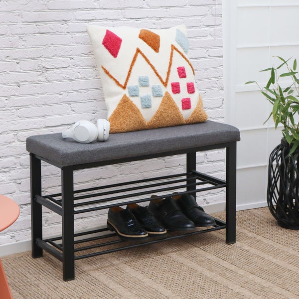 Schuhbank mit gepolsterter grauer Sitzfläche und schwarzem Metallgestell mit zwei Ablagen für Schuhe.