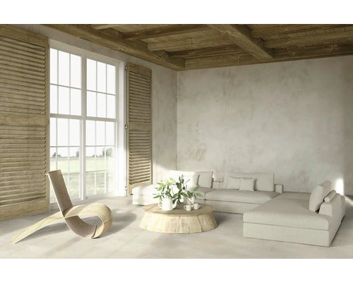 Wohnzimmer mit Holzdecke, Fensterläden und modularem Sofa